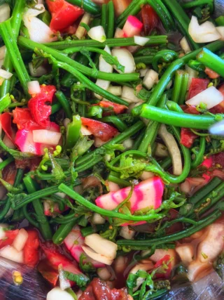 I love pohole salad - there are a thousand recipes out there, but let me know if anyone would like (another) slightly different one 🤣